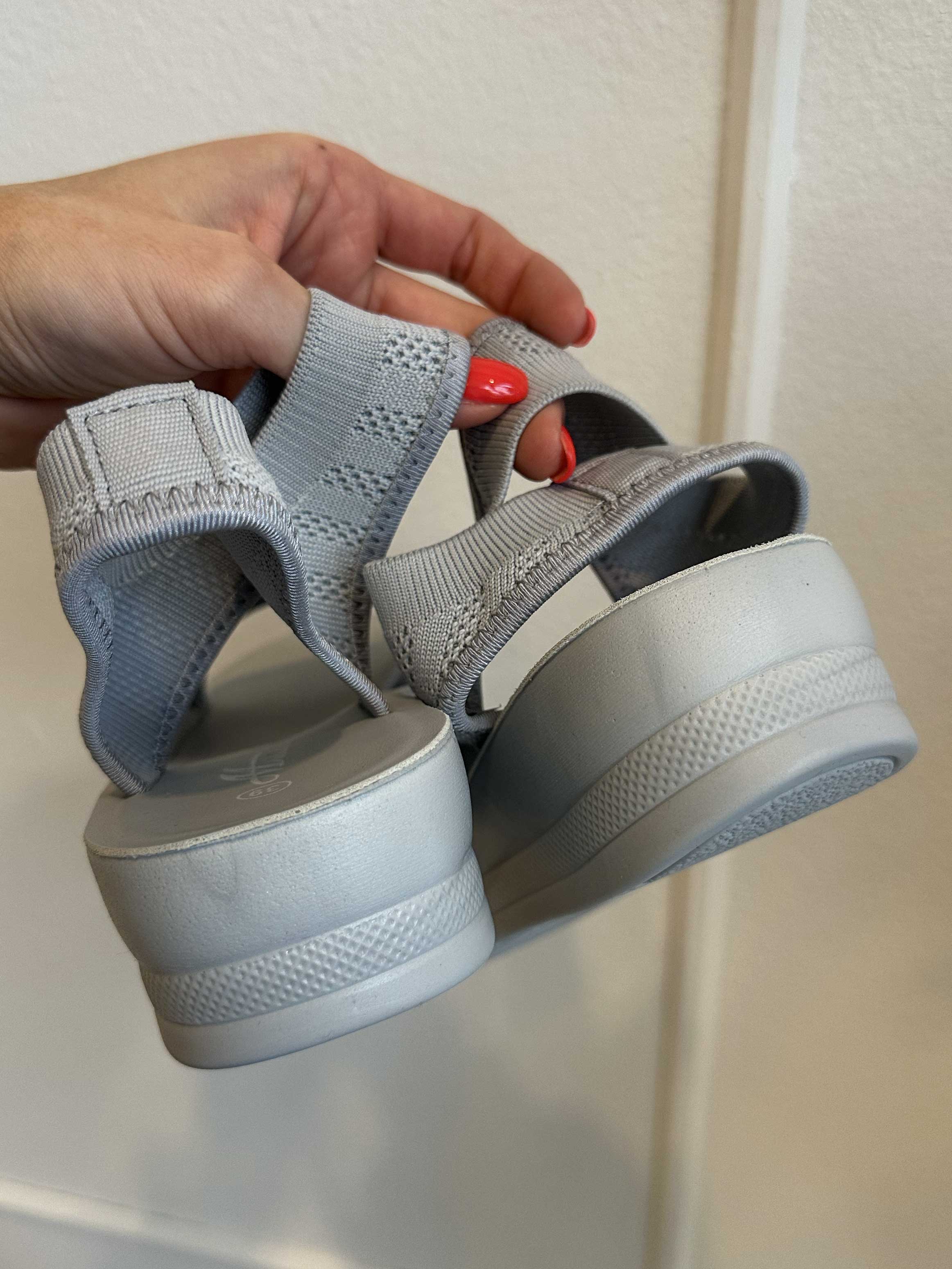 Jolina - Mjuka sandaler med liten klack och stretchrem